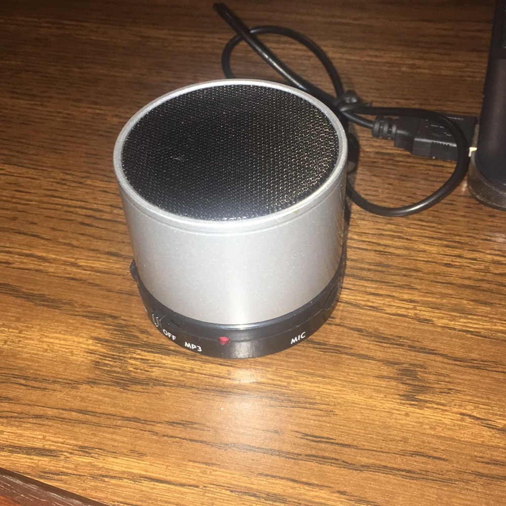 S10 BLUETOOTH WIRELASS SPEAKER 2 1/2" DIAMETER 2 1/2 "TALL
